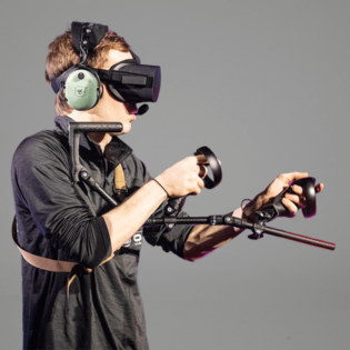 un joueur de vr esport visant avec un gunstock vr magtube