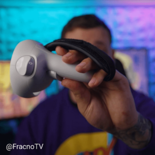 fracnotv youtuber tenant une manette meta quest 2 avec un coussin protubevr prostrap dessus