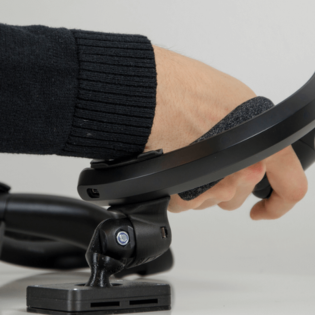 un joystick protas vr noir avec un contr&ocirc;leur de valve index inclin&eacute; vers l&#039;avant par une main droite